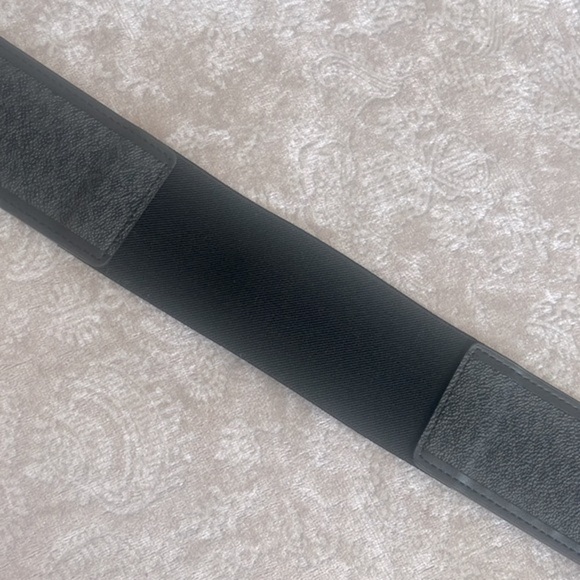 Brand New Michael Kors Wide Strap Black Logo Stretch Belt w/ Gold Tone Buckle - Picture 6 of 16